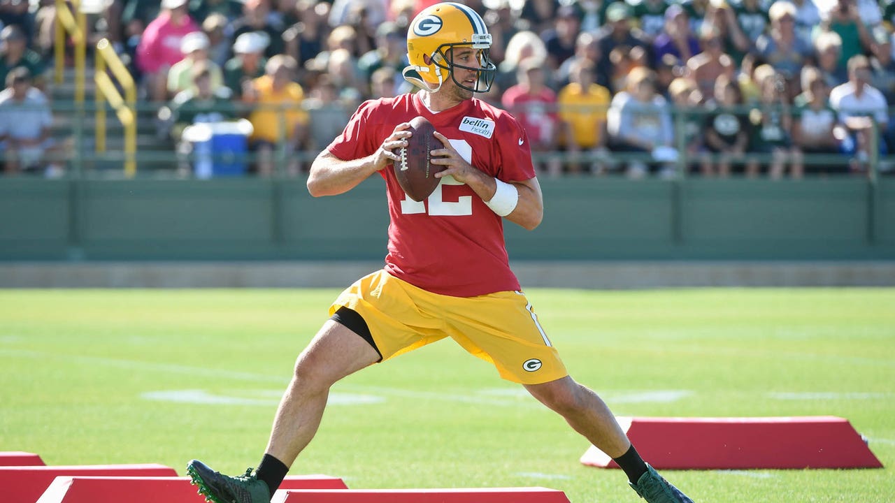 Rodgers, Packers offense open training camp with quick tempo